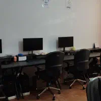 میز و صندلی اداری و تمام تجهیزات دفتر کار