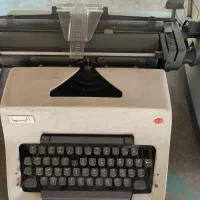 ماشین تایپ المپیا و IBM و ماشین حساب FACIT|کلکسیون اشیاء عتیقه|فردیس, انبار نفت|دیوار