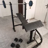 میز ورزشی همراه با دنبل و هالتر