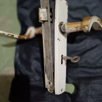 دستگیره به همراه قفل و کلید یراق آلات