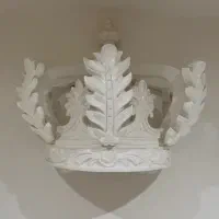 تاج سلطنتی بالای سر تخت|مبلمان خانگی و میز عسلی|قزوین, |دیوار