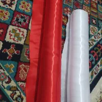 دو توپ پارچه ساتن قرمز و سفید