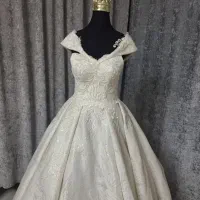 لباس عروس و تاج|لباس|شاهین‌شهر, فدک|دیوار