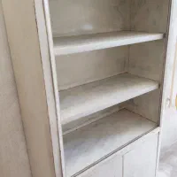 کمد فلزی تمیز و سالم مناسب کتابخانه یا دکور گل