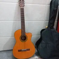 گیتار دست دو درحد نو