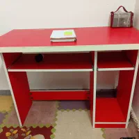 میز مطالعه و کامپیوتر زیبا قرمز پرسپولیسی