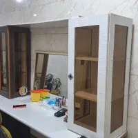 ویترین آرایشگاه به همراه ۲ عدد صندلی آرایشگاهی
