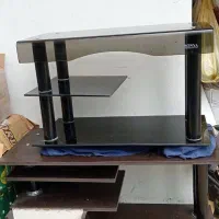 دو عدد میز تلویزیون شیشه ای و چوبی در حد نو