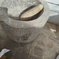 هاون سنگی (یانه) با دسته سنگی قدیمی|کلکسیون اشیاء عتیقه|شهرکرد, |دیوار