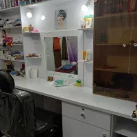 ویترین ارایشگاه زنانه