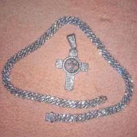 یک گردنبند و پلاک نگینی یک زنجیر و پلاک امام علی