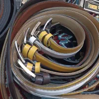 تعداد زیادی کمربند|کیف، کفش، کمربند|رشت, پل تالشان|دیوار