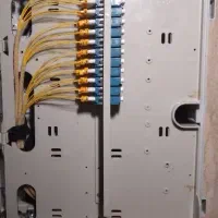 نفر آشنا به فیبر نوری به همراه خودرو شخصی