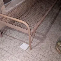 تخت فلزی