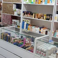 تعدادی ویترین قفسه و پیشخوان