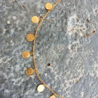 یک عدد گردنبند و دستبد بدل