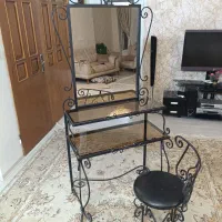 کمد چوبی و میز آیینه فرفورژه با صندلی (فروش فوری)