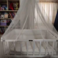 تخت و گهواره کنار مادر