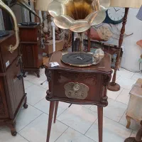 انواع ساعت دیواری و رومیزی وآباژور سالنی وتابلو