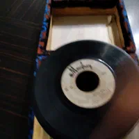 تعدادی نوار کاست ارجینال سی دی و صفحه گرامافون