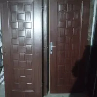 یک عدد درب آهنی چهار عدد درب چوبی