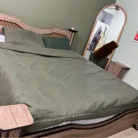 تخت خواب ۲ نفره و صندلی و ۲ عدد میز عسلی