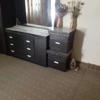 یک عدد دراور همرا با اینه