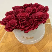 باکس گل 12شاخه زرشکی