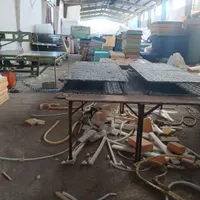 خیاط برای دور دوزی تشک در کارخانه تشک