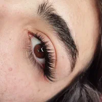 خدمات اکستنشن و لیفت مژه