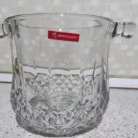 یخ دان و لیوان نوشابه