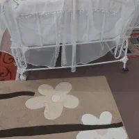 تخت بچه کنار مادر