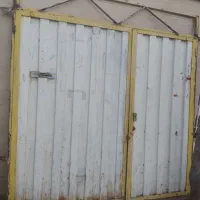 درب حیاط کاملا سالم بزرگ