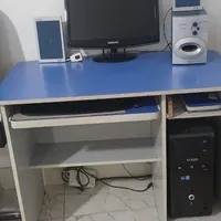 کامپیوتر با میز و صندلی