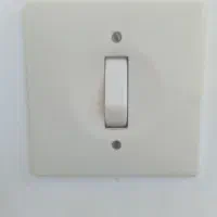 فروش تعدادی کلید و پریز قدیمی تمیز