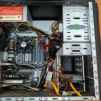 کامپیوتر رو میزی با کارت دیتا و تصویر به همراه میز|رایانه رومیزی|رشت, صفاری|دیوار