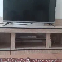 میزتلویزیون وساعت ایستاده‌بدون خط‌وخش