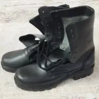 لباس و پوتین و وسایل نظامی