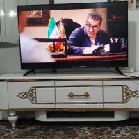 یک عدد تلویزیون و میز تلویزیون