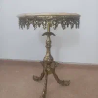 میز کنار سالنی برنجی