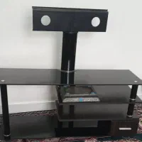 میز تلویزیون وساعت دیواری وچند تا پشتی