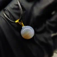 تعدادی گردنبند سنگ طبیعی