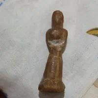 مجسمه زن کلاسیک زیبای از سنگ عقیق با عبور نور