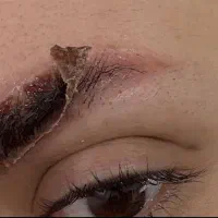 نیازمند مدل ریمو ابرو، خط چشم، خط لب