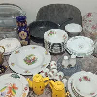 تعدادی ظروف قدیمی .