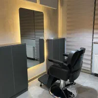 اجاره صندلی در آرایشگاه مردانه