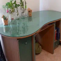 میز تحریر همراه شیشه یه سری وسایل ریز خانه|بوفه، ویترین، کنسول|تهران, صادقیه|دیوار