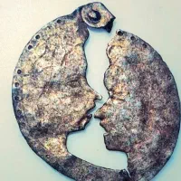 پلاک 14عیار زمرد با نگین های اصل و 2 رخ قدمتدار