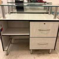 ویترین مغازه و کمد دفتر کار