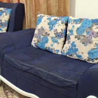 مبل ششنفره تمیز، بدون شکستگی، همراه با میز وسط